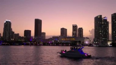 Miami 'nin ufuk çizgisi üzerinde inanılmaz bir akşam manzarası - MIAMI, FLORIDA - 14 Şubat 2022