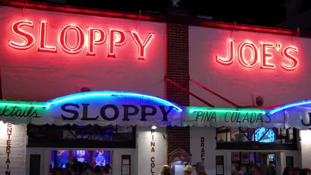 Famoso Sloppy Joes Bar a Key West di notte - MIAMI, FLORIDA - 14 FEBBRAIO 2022 — Video Stock