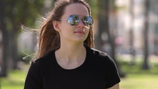 Mujer joven se relaja al sol en el paseo marítimo de Miami South Beach — Vídeo de stock