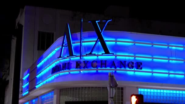 Colorato negozio Armani Exchange a South Beach Miami di notte - MIAMI, FLORIDA - 14 FEBBRAIO 2022 — Video Stock