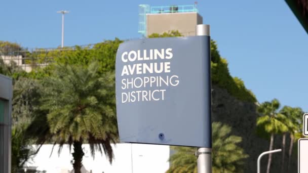 Collins Avenue Shoppingdistrikt i Miami Beach - MIAMI, FLORIDA - ΦRUARI 14, 2022 — Stockvideo
