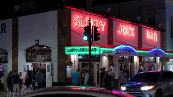 Bar Sloppy Joes yang terkenal di Key West pada malam hari - MIAMI, FLORIDA - FEBRUARY 14, 2022 — Stok Video