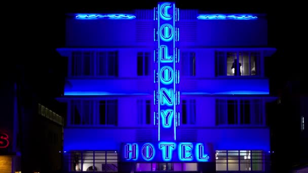 Kleurrijke Colony Hotel op Ocean Drive op South Beach Miami 's nachts - MIAMI, FLORIDA - FEBRUARI 14, 2022 — Stockvideo