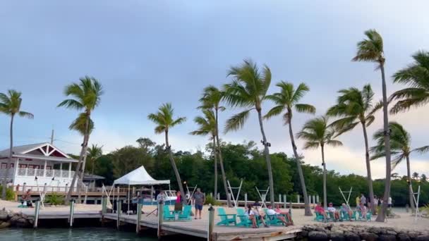 Bayside Marina su Islamorada è un luogo popolare per rilassarsi e godersi il tramonto - ISLAMORADA, STATI UNITI - 20 FEBBRAIO 2022 — Video Stock