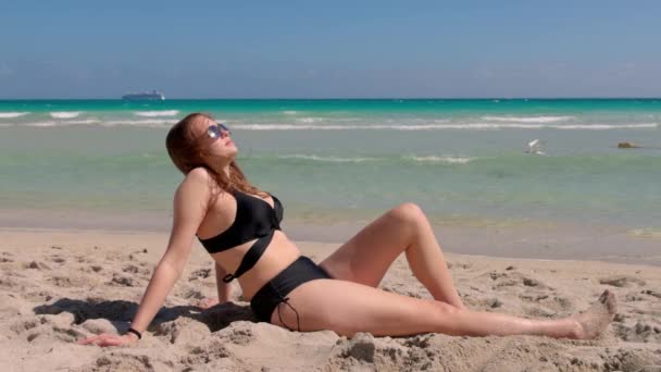 A fiatal nő élvezi a napot Miami Beach-en. — Stock videók