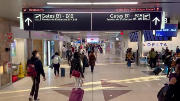 Aeroporto Internacional de Hartsfield Jackson Atlanta - ATLANTA, ESTADOS UNIDOS - FEVEREIRO 13, 2022 — Vídeo de Stock