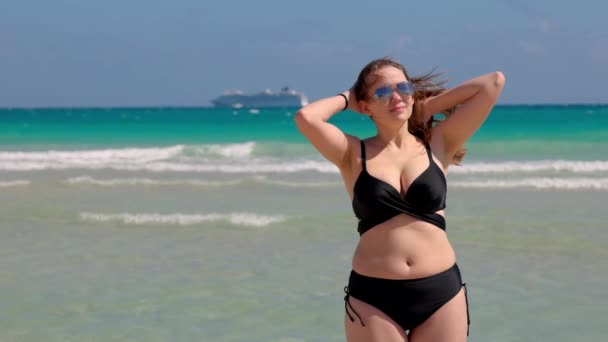 Joven mujer bonita usando un bikini en Miami Beach en un día ventoso — Vídeos de Stock