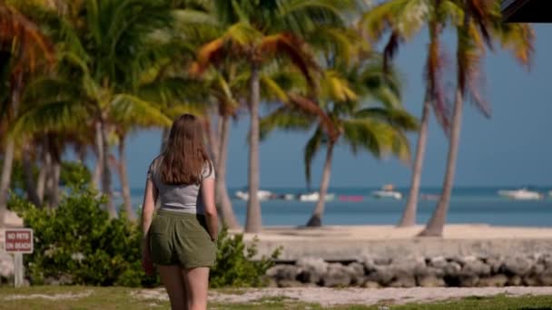 Молода жінка йде на пляж Раю в Карибському морі. — стокове відео