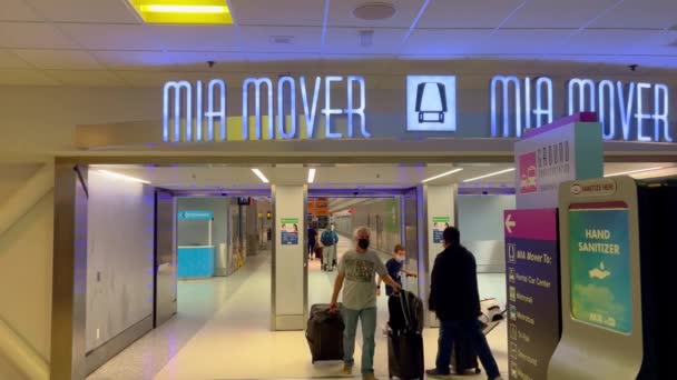 Metro de Mia Mover en el aeropuerto de Miami - MIAMI, ESTADOS UNIDOS - 20 DE FEBRERO DE 2022 — Vídeo de stock