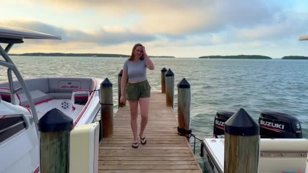 Famoso muelle deportivo mundial en los Cayos de Florida - ISLAMORADA, ESTADOS UNIDOS - 20 DE FEBRERO DE 2022 — Vídeo de stock