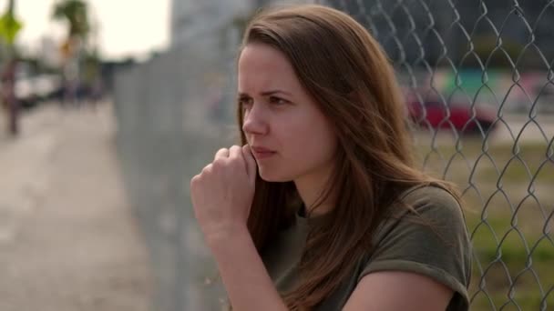 Jeune femme en colère regarde autour — Video