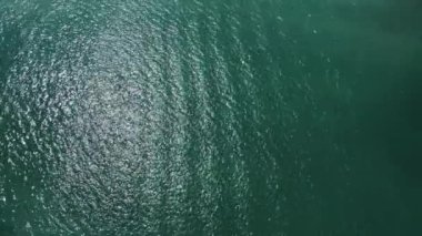 Güneşli bir günde yukarıdan gelen turkuaz mavi okyanus suyu