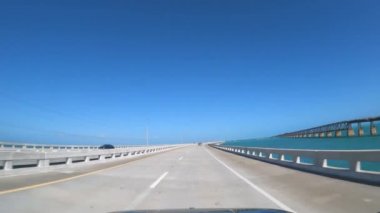 Florida Keys 'deki Yedi Mil Köprüsü üzerindeki POV Yolu - Key West, Floridya- 15 Şubat 2022
