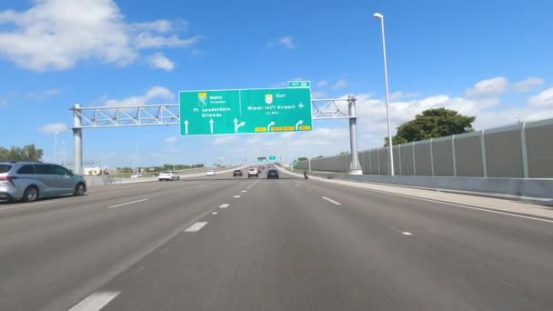 POV Kör över motorvägar med gatuskylt Miami International Airport - MIAMI, FLORIDA - the RUARY 15, 2022 — Stockvideo