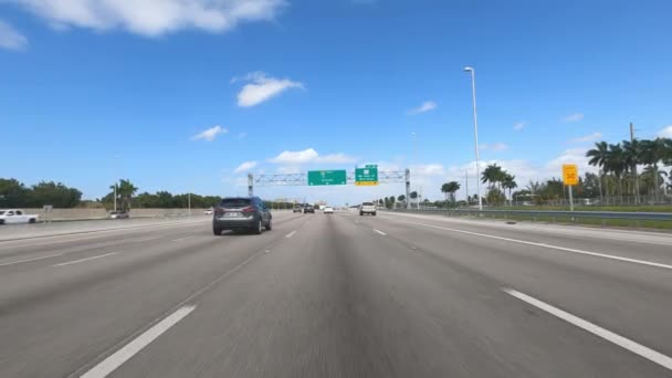 POV Dirigir sobre as rodovias com sinal de rua Orlando - MIAMI, FLORIDA - FEVEREIRO 15, 2022 — Vídeo de Stock