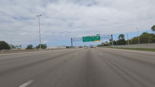 POV Drive sobre las autopistas con letrero callejero Aeropuerto de Miami y MIA - MIAMI, FLORIDA - 15 de FEBRERO de 2022 — Vídeo de stock