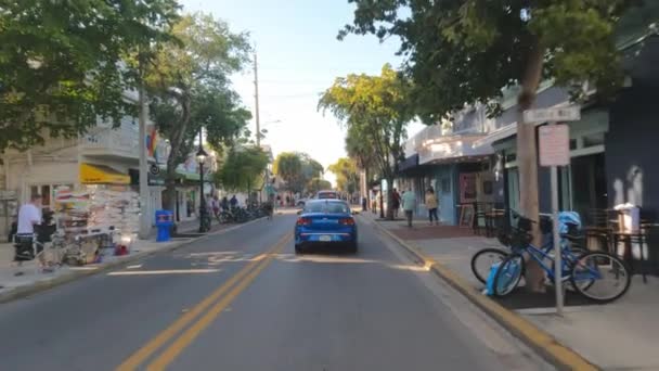 POV Przejazd ulicą Duval na Key West - KEY WEST, FLORIDA - LUTY 15, 2022 — Wideo stockowe