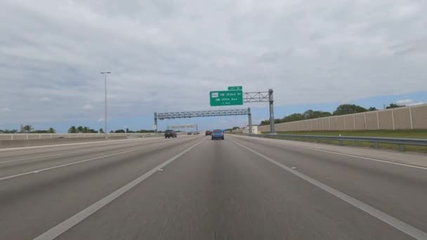 POV Drive sobre las autopistas de Miami - MIAMI, FLORIDA - 15 DE FEBRERO DE 2022 — Vídeos de Stock