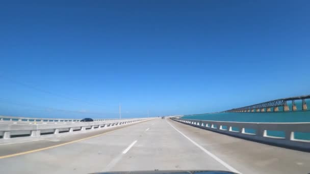 POV Drive over the Seven Mile Bridge on the Florida Keys - KEY WEST, FLORIDA - FEVEREIRO 15, 2022 — Vídeo de Stock