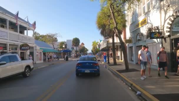 POV rijden door Duval Street op Key West - KEY WEST, FLORIDA - FEBRUARI 15, 2022 — Stockvideo