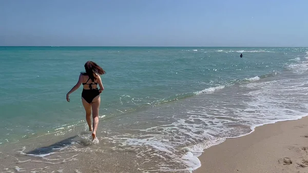 Atravessando uma praia com água azul do oceano - Miami Beach — Fotografia de Stock