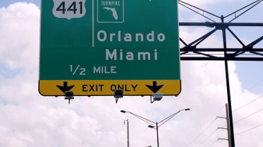 Florida otoyolundaki sokak tabelası Miami ve Orlando 'yu gösteriyor.