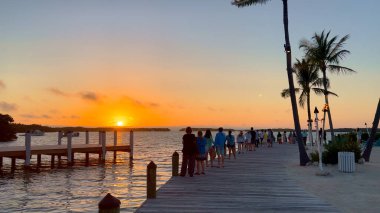 Sakin okyanus suyunun üzerinde güzel bir gün batımı