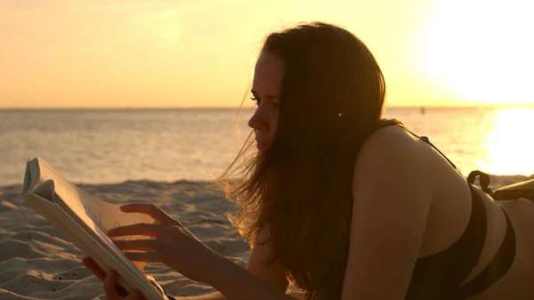 Mulher relaxa na praia de Miami ao pôr do sol - bela silhueta tiro — Fotografia de Stock