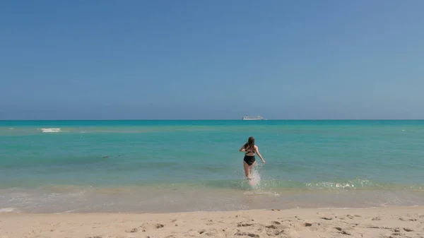 Schöne Frau im Badeanzug genießt das blaue Meerwasser von Miami Beach — Stockfoto