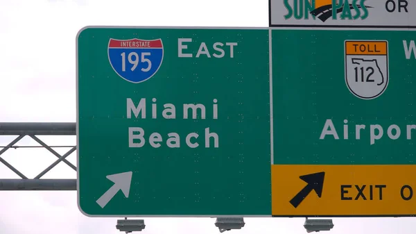 Straßenschild auf dem Highway von Florida mit Miami Beach und dem Flughafen — Stockfoto