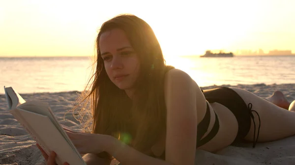 Mujer se relaja en la playa de Miami al atardecer - hermosa silueta de tiro — Foto de Stock