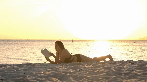 Entspannen Sie sich am Strand bei Sonnenuntergang und genießen Sie die warmen Sonnenstrahlen über dem Meer — Stockfoto