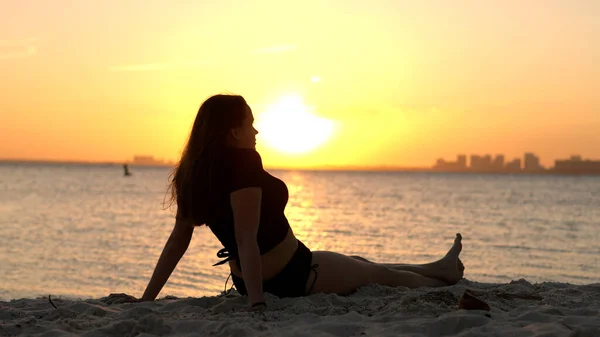 Donna si rilassa sulla spiaggia di Miami al tramonto - bella silhouette girato — Foto Stock