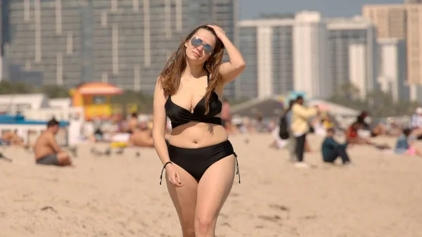 Mujer joven disfruta del sol en Miami Beach —  Fotos de Stock