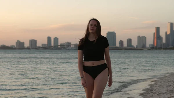 Rilassarsi sulla spiaggia di Miami dopo il tramonto — Foto Stock