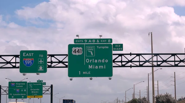 Street sign on the highway of Florida showing Orlando — Stock fotografie