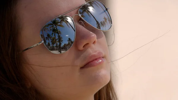 Junge hübsche Frau genießt die Sonne von Miami Beach — Stockfoto