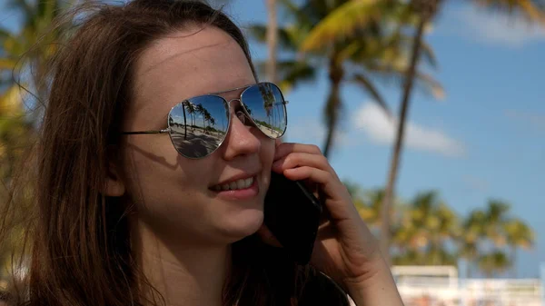 Bella donna a Miami Beach prende una telefonata a South Beach — Foto Stock