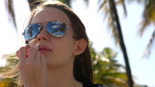 Jovem mulher aplica Lip gloss - close-up tiro — Fotografia de Stock