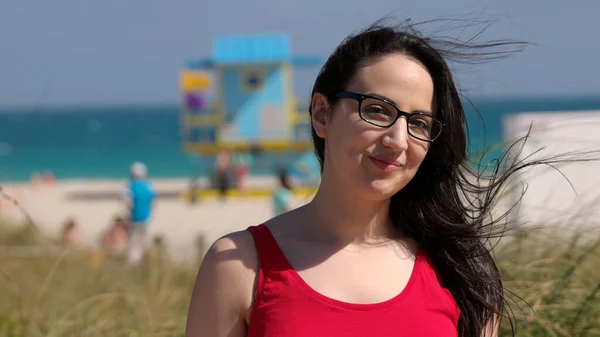 Mujer bonita en Miami Beach disfrutando de las vacaciones de verano —  Fotos de Stock