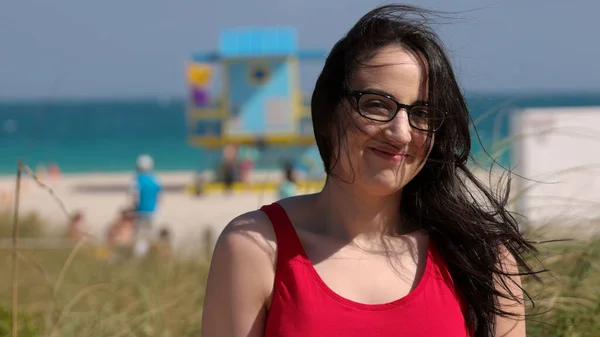 Hezká žena na Miami Beach si užívá letní dovolenou — Stock fotografie