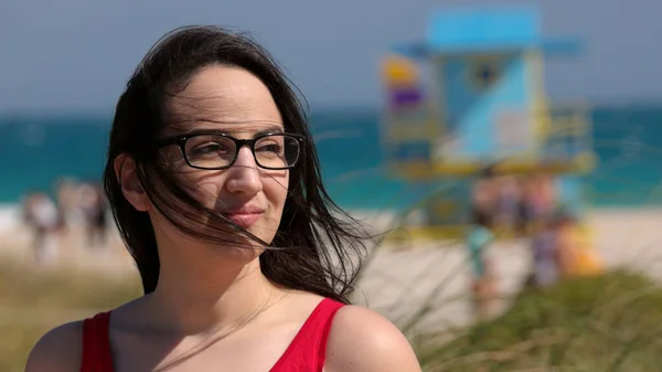 Όμορφη γυναίκα στο Miami Beach απολαμβάνοντας τις καλοκαιρινές διακοπές — Φωτογραφία Αρχείου