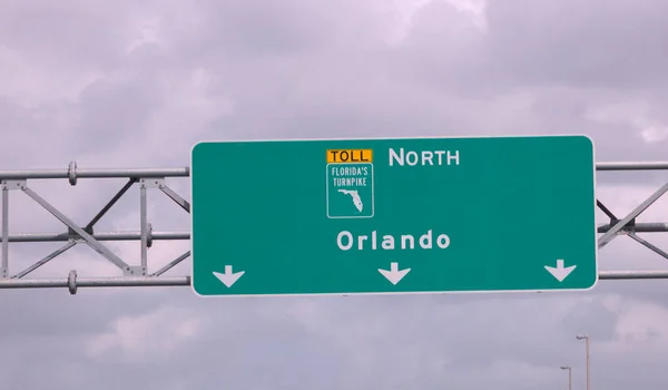 Gatuskylt på motorvägen i Florida visar Orlando — Stockfoto