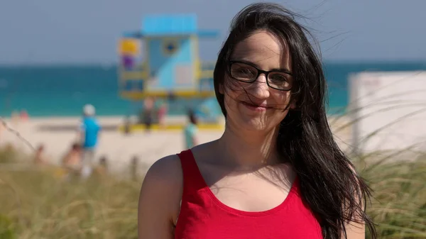 Hübsche Frau in Miami Beach genießt den Sommerurlaub — Stockfoto