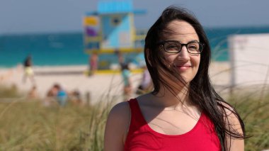 Miami Beach 'te güzel bir kadın yaz tatilinin tadını çıkarıyor.