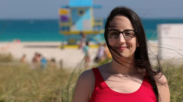 Mulher bonita em Miami Beach aproveitando as férias de verão — Fotografia de Stock