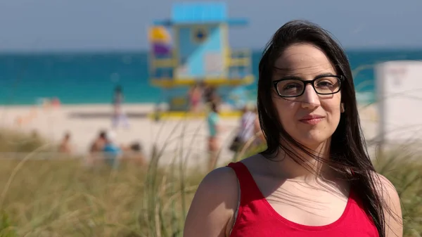 Jolie femme à Miami Beach profitant des vacances d'été — Photo