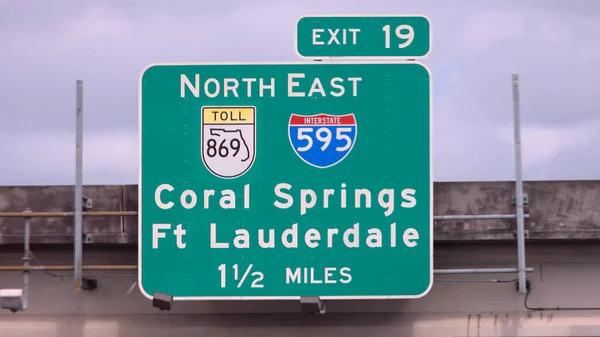 Gatuskylt på motorvägen i Florida visar Ft Lauderdale och Coral Springs — Stockfoto