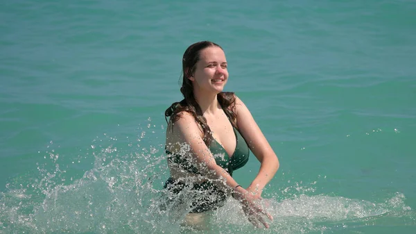 Gyönyörű nő fürdőruhában élvezi a kék óceán vizét Miami Beach-en. — Stock Fotó
