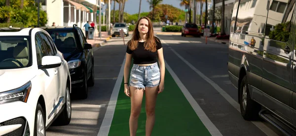 Giovane donna cammina per le strade di Miami Beach — Foto Stock